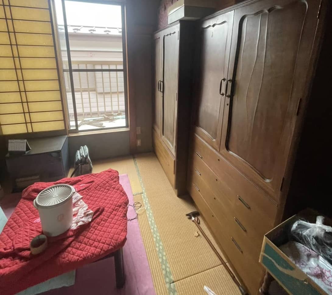 北区の築古戸建てで婚礼タンスと遺品を整理